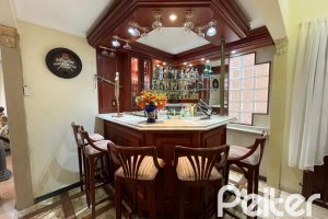 Casa à venda com 300m², 3 dormitórios, 1 suíte, 5 vagas, no bairro Ipanema em Porto Alegre