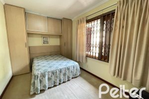 Casa à venda com 300m², 3 dormitórios, 1 suíte, 5 vagas, no bairro Ipanema em Porto Alegre