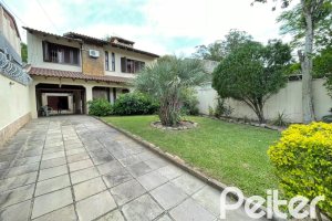 Casa à venda com 300m², 3 dormitórios, 1 suíte, 5 vagas, no bairro Ipanema em Porto Alegre