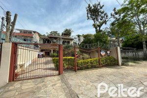 Casa à venda com 300m², 3 dormitórios, 1 suíte, 5 vagas, no bairro Ipanema em Porto Alegre