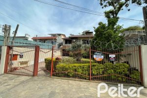 Casa à venda com 300m², 3 dormitórios, 1 suíte, 5 vagas, no bairro Ipanema em Porto Alegre