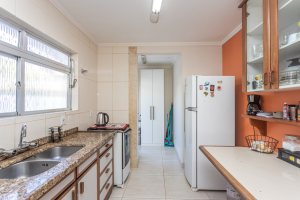 Casa à venda com 350m², 3 dormitórios, 3 suítes, 2 vagas, no bairro Ipanema em Porto Alegre