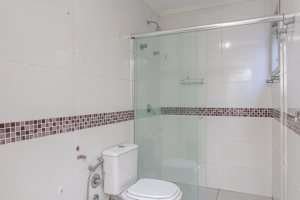 Casa à venda com 350m², 3 dormitórios, 3 suítes, 2 vagas, no bairro Ipanema em Porto Alegre