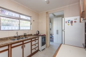 Casa à venda com 350m², 3 dormitórios, 3 suítes, 2 vagas, no bairro Ipanema em Porto Alegre