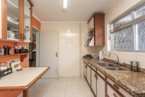 Casa à venda com 350m², 3 dormitórios, 3 suítes, 2 vagas, no bairro Ipanema em Porto Alegre