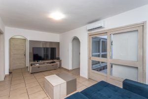 Casa à venda com 350m², 3 dormitórios, 3 suítes, 2 vagas, no bairro Ipanema em Porto Alegre