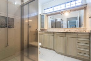 Casa à venda com 350m², 3 dormitórios, 3 suítes, 2 vagas, no bairro Ipanema em Porto Alegre