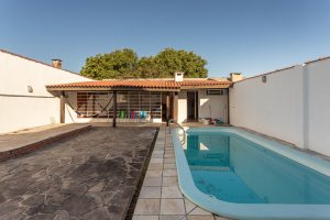 Casa à venda com 350m², 3 dormitórios, 3 suítes, 2 vagas, no bairro Ipanema em Porto Alegre