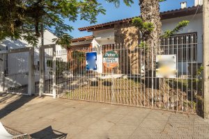 Casa à venda com 350m², 3 dormitórios, 3 suítes, 2 vagas, no bairro Ipanema em Porto Alegre