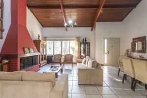 Casa à venda com 350m², 3 dormitórios, 3 suítes, 2 vagas, no bairro Ipanema em Porto Alegre