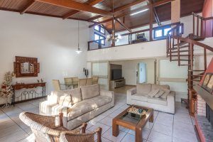 Casa à venda com 350m², 3 dormitórios, 3 suítes, 2 vagas, no bairro Ipanema em Porto Alegre