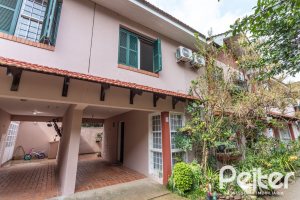 Casa em Condomínio à venda com 133m², 3 dormitórios, 1 suíte, 2 vagas, no bairro Tristeza em Porto Alegre