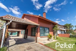 Casa à venda com 338m², 6 dormitórios, 3 suítes, 4 vagas, no bairro Ipanema em Porto Alegre