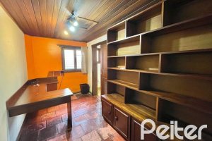 Casa à venda com 338m², 6 dormitórios, 3 suítes, 4 vagas, no bairro Ipanema em Porto Alegre