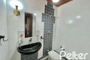 Casa à venda com 338m², 6 dormitórios, 3 suítes, 4 vagas, no bairro Ipanema em Porto Alegre