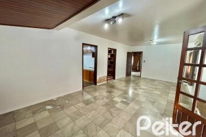 Casa à venda com 338m², 6 dormitórios, 3 suítes, 4 vagas, no bairro Ipanema em Porto Alegre