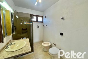 Casa à venda com 338m², 6 dormitórios, 3 suítes, 4 vagas, no bairro Ipanema em Porto Alegre