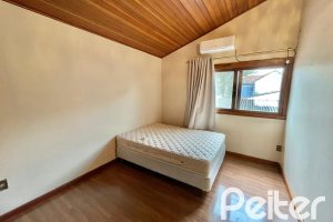 Casa à venda com 338m², 6 dormitórios, 3 suítes, 4 vagas, no bairro Ipanema em Porto Alegre