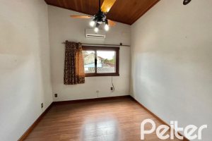 Casa à venda com 338m², 6 dormitórios, 3 suítes, 4 vagas, no bairro Ipanema em Porto Alegre