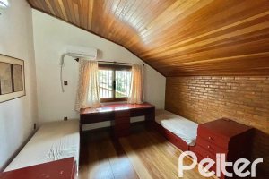 Casa à venda com 338m², 6 dormitórios, 3 suítes, 4 vagas, no bairro Ipanema em Porto Alegre