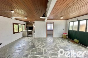 Casa à venda com 338m², 6 dormitórios, 3 suítes, 4 vagas, no bairro Ipanema em Porto Alegre