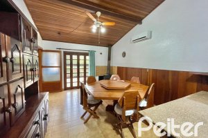Casa à venda com 338m², 6 dormitórios, 3 suítes, 4 vagas, no bairro Ipanema em Porto Alegre