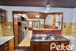 Casa à venda com 338m², 6 dormitórios, 3 suítes, 4 vagas, no bairro Ipanema em Porto Alegre