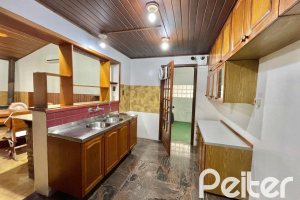 Casa à venda com 338m², 6 dormitórios, 3 suítes, 4 vagas, no bairro Ipanema em Porto Alegre