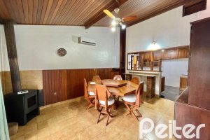 Casa à venda com 338m², 6 dormitórios, 3 suítes, 4 vagas, no bairro Ipanema em Porto Alegre