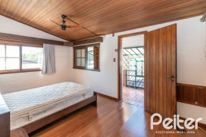 Casa à venda com 338m², 6 dormitórios, 3 suítes, 4 vagas, no bairro Ipanema em Porto Alegre