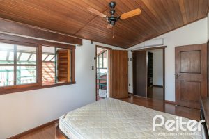 Casa à venda com 338m², 6 dormitórios, 3 suítes, 4 vagas, no bairro Ipanema em Porto Alegre
