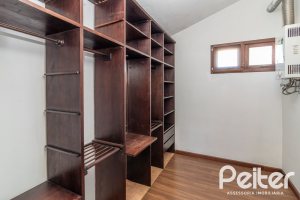 Casa à venda com 338m², 6 dormitórios, 3 suítes, 4 vagas, no bairro Ipanema em Porto Alegre