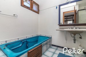 Casa à venda com 338m², 6 dormitórios, 3 suítes, 4 vagas, no bairro Ipanema em Porto Alegre