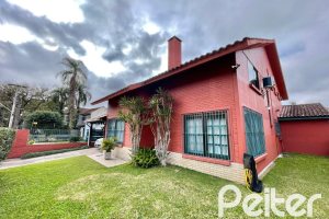 Casa à venda com 338m², 6 dormitórios, 3 suítes, 4 vagas, no bairro Ipanema em Porto Alegre