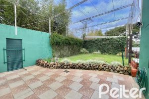 Casa à venda com 338m², 6 dormitórios, 3 suítes, 4 vagas, no bairro Ipanema em Porto Alegre