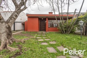 Casa à venda com 272m², 3 dormitórios, 2 suítes, 2 vagas, no bairro Ipanema em Porto Alegre