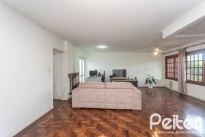 Casa à venda com 272m², 3 dormitórios, 2 suítes, 2 vagas, no bairro Ipanema em Porto Alegre