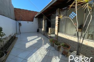 Casa à venda com 85m², 2 dormitórios, 2 vagas, no bairro Hípica em Porto Alegre