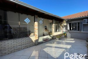 Casa à venda com 85m², 2 dormitórios, 2 vagas, no bairro Hípica em Porto Alegre