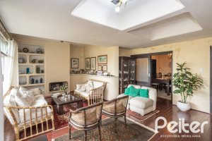 Casa à venda com 195m², 5 dormitórios, 1 suíte, 2 vagas, no bairro Tristeza em Porto Alegre