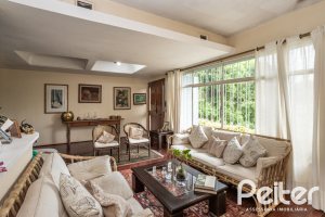 Casa à venda com 195m², 5 dormitórios, 1 suíte, 2 vagas, no bairro Tristeza em Porto Alegre