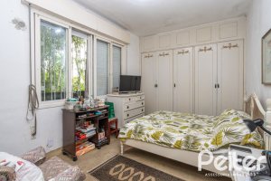 Casa à venda com 195m², 5 dormitórios, 1 suíte, 2 vagas, no bairro Tristeza em Porto Alegre