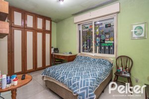 Casa à venda com 195m², 5 dormitórios, 1 suíte, 2 vagas, no bairro Tristeza em Porto Alegre