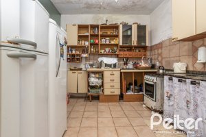 Casa à venda com 195m², 5 dormitórios, 1 suíte, 2 vagas, no bairro Tristeza em Porto Alegre