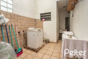 Casa à venda com 195m², 5 dormitórios, 1 suíte, 2 vagas, no bairro Tristeza em Porto Alegre
