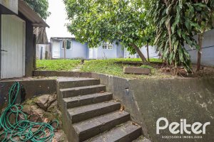 Casa à venda com 195m², 5 dormitórios, 1 suíte, 2 vagas, no bairro Tristeza em Porto Alegre