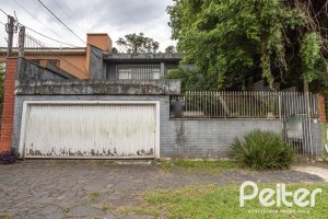 Casa à venda com 195m², 5 dormitórios, 1 suíte, 2 vagas, no bairro Tristeza em Porto Alegre