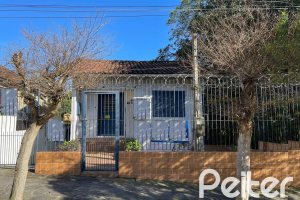 Casa à venda com 150m², 3 dormitórios, 2 vagas, no bairro Cristal em Porto Alegre