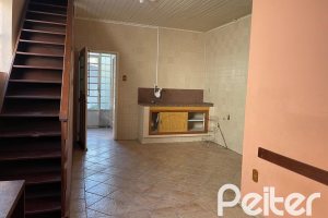 Casa à venda com 150m², 3 dormitórios, 2 vagas, no bairro Cristal em Porto Alegre