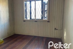 Casa à venda com 150m², 3 dormitórios, 2 vagas, no bairro Cristal em Porto Alegre